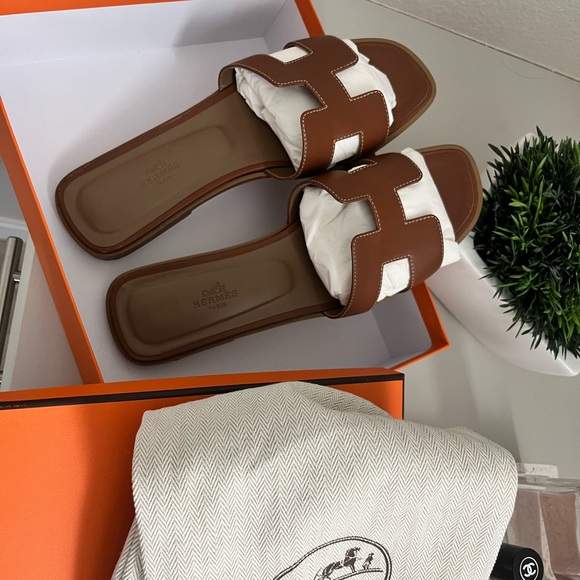 Brown and White Leather Slip-On Sandals - Picture 2 of 14